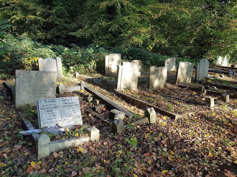 1024px-Brockley_&_Ladywell_Cemeteries_20191022_143639_(48946089261)