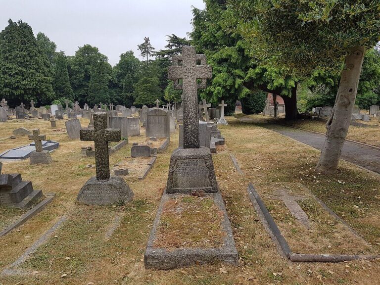 1024px-Bromley_Hill_Cemetery_20180712_104736_(49451163877)