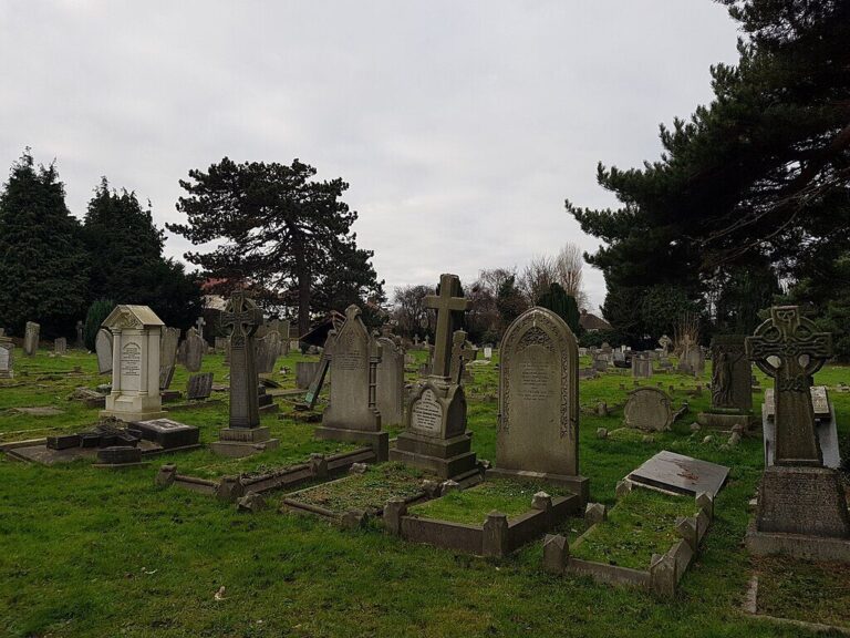 1024px-Plaistow_Cemetery_20190103_104907_(40757743813)